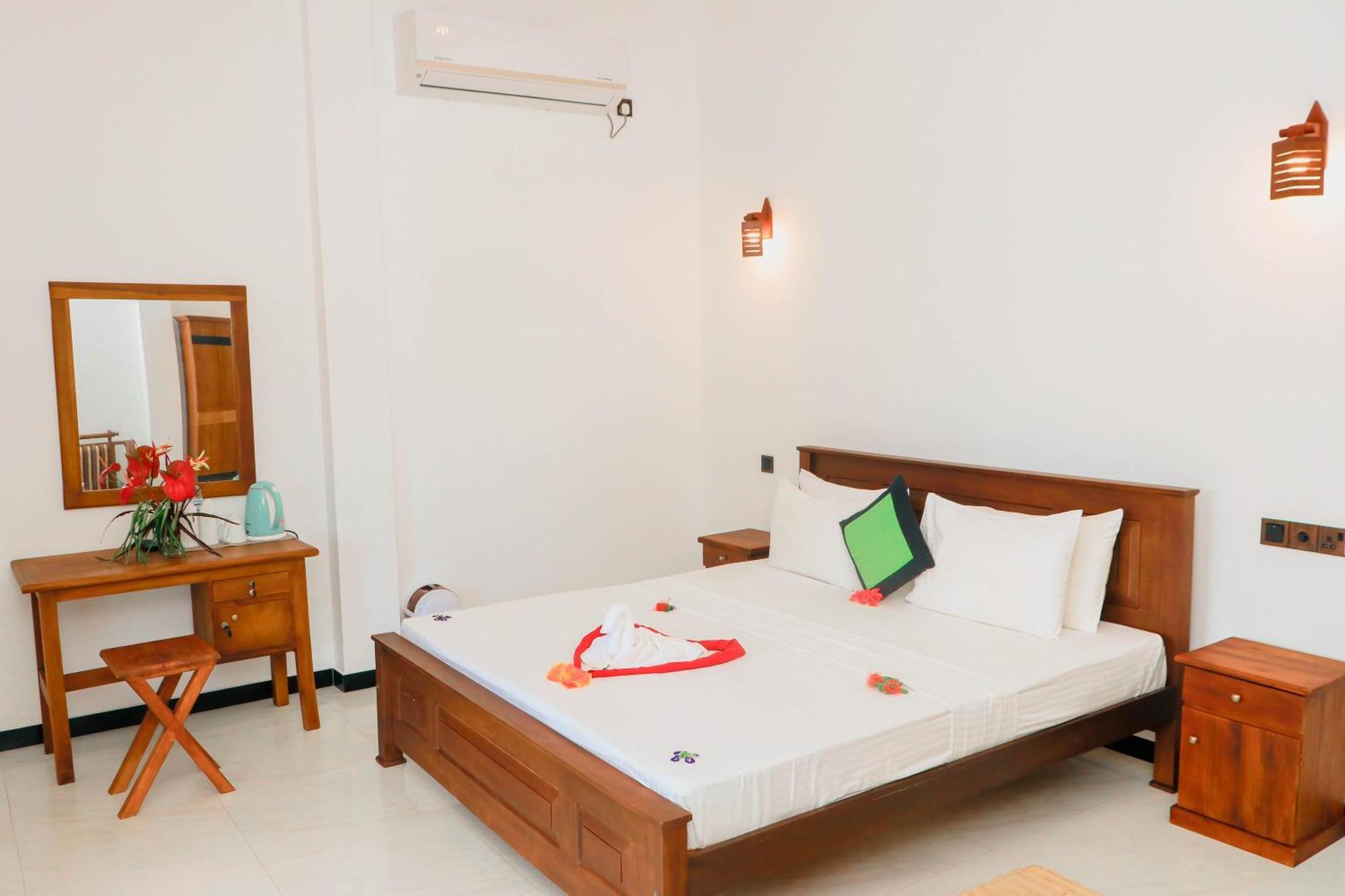 Dk Zur Einkehr Hotel Ahangama Esterno foto